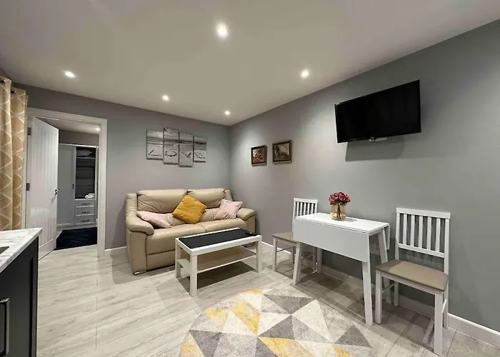 Private Holiday Home, Great Location