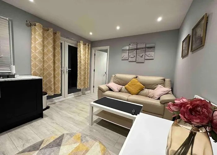 Private Holiday Home, Great Location
